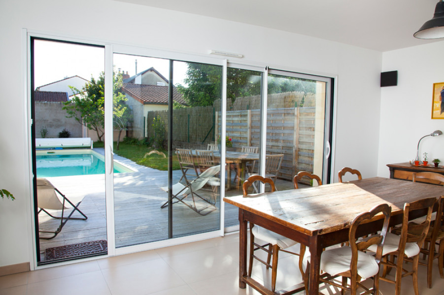 Baie vitrée coulissante 3 vantaux 3 rails - Menuiserie Bouvet Baie vitrée coulissante 3 vantaux 3 rails - Menuiserie Bouvet